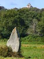 Kerluir dolmen with St. Michel tumulus behind